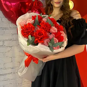 Композиция с рыжей розой в упаковке 