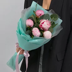  5 Пионов Сара Бернар с эвкалиптом в упаковке