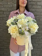 Композиция живых цветов с белыми розами и статицей