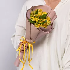 5 Желтых Альстромерий в упаковке 