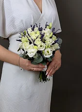 Композиция из белой эустомы и лаванды