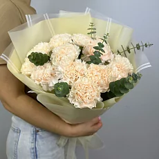 Букет гвоздик с эвкалиптом в дизайнерской упаковке 