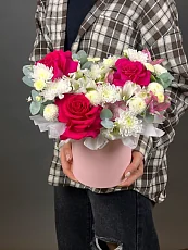 Композиция с розовыми розами и альстромерией