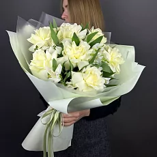 Букет из роз и альстромерии