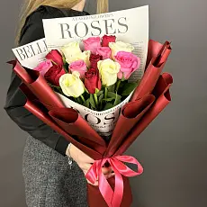 Нежный букет живых цветов из 15 роз микс в дизайнерской упаковке