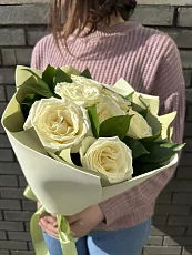 7 Белых роз в дизайнерской упаковке 