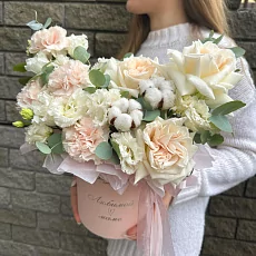 Нежная композиция с розами и хлопком 