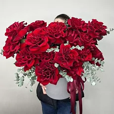 Французские красные розы в шляпной коробке