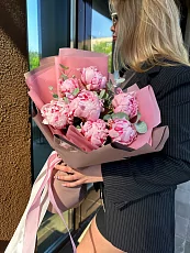 Букет из 7 пионов с эвкалиптом