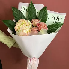 Букет с розами и гортензией 