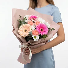 Букет с герберами и гвоздикой