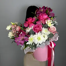 Букет живых цветов с розами и альстромерией в нежной шляпной коробке