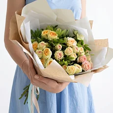 7 Кустовых Кремовых Роз в упаковке