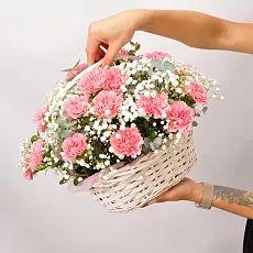 Композиция гвоздики и гипсофила в корзине