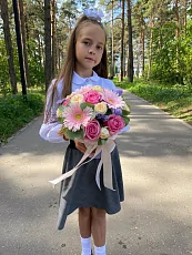 Коробка с герберами и розой