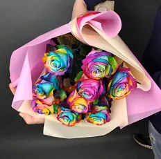 9 Радужных Роз в дизайнерской упаковке 