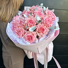 Букет из 15 нежных пионовидных роз с Эвкалиптом