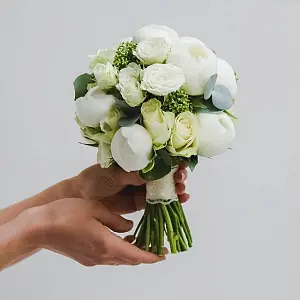 Свадебный букет с белоснежными пионами