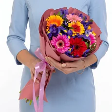 Букет с герберами и ирисами