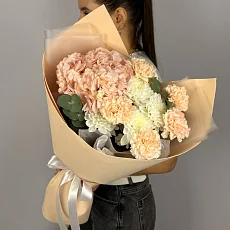 Стильный букет с розовой гортензией и диантусами