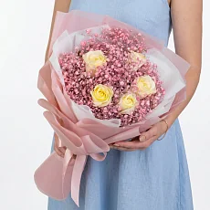 Букет с гипсофилой и розой