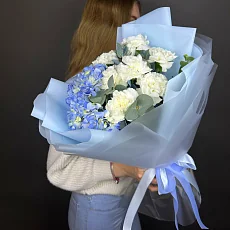 Сборный букет с голубой гортензией и гвоздикой