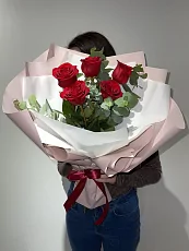 Красные розы с эвкалиптом