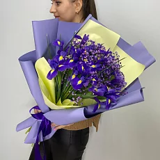 Букет с ирисами и гипсофилой