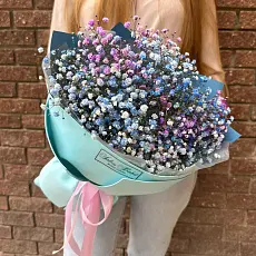 Букет живых цветов из  радужной гипсофилы в дизайнерской голубой упаковке