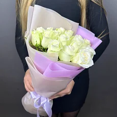 17 Белых Роз в упаковке