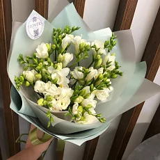 Фрезии в нежной упаковке 