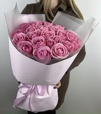 Букет живых цветов  из 25 розовых роз оформленный в дизайнерскую упаковку