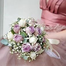 Композиция невесты из белых тюльпанов и сиреневых роз 