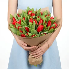 Букет из 51 Пурпурного Тюльпана в нежном крафте