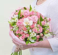 Букет "Барби" с розами и альстромерией 