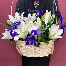 Корзина с лилией и ирисом 