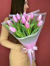 Букет живых цветов из 11 Розовых тюльпанов в дизайнерской упаковке