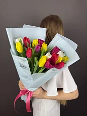 Букет из 17 разноветных тюльпанов