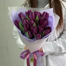 15 Сиреневых тюльпанов в нежной упаковке
