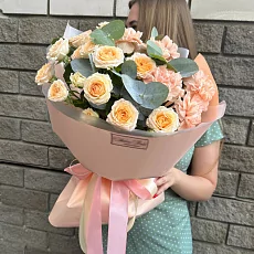 Букет с диантусами и кустовой розой