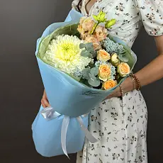 Букет с одноголовой хризантемой и эустомой в голубой упаковке 