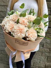 Композиция с гвоздикой и альстромерий 