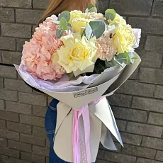 Букет Свежих Цветов с розовой гортензией и розами 