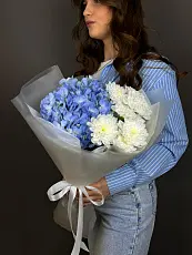 Букет с голубой гортензией и кустовой хризантемой 
