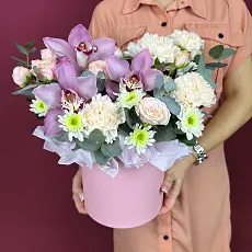 Композиция живых цветов с орхидеями и розами