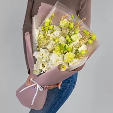 Букет из лизиантусов и пшеницы 