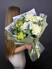 Букет с гортензией и зелеными розами