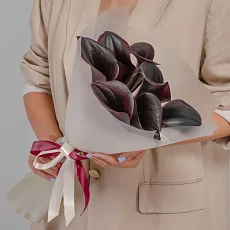 Чёрный букет у упаковке 