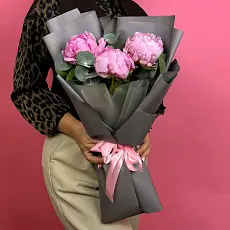 Букет живых цветов из 3 пионов с эвкалиптом в дизайнерской упаковке