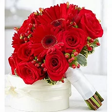 Букет невесты из гербер, роз и гиперикума